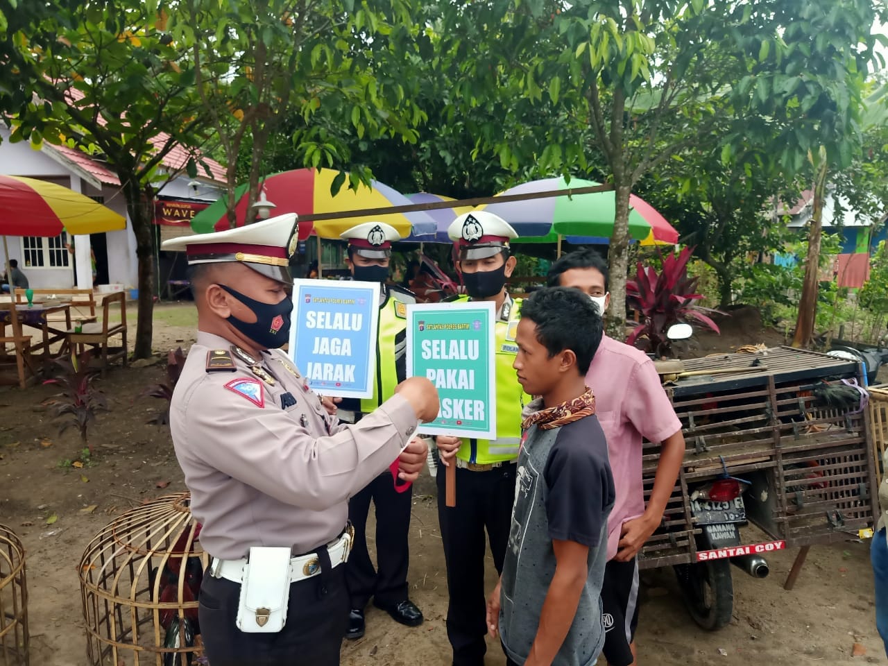 Satlantas bartim bagikan Masker