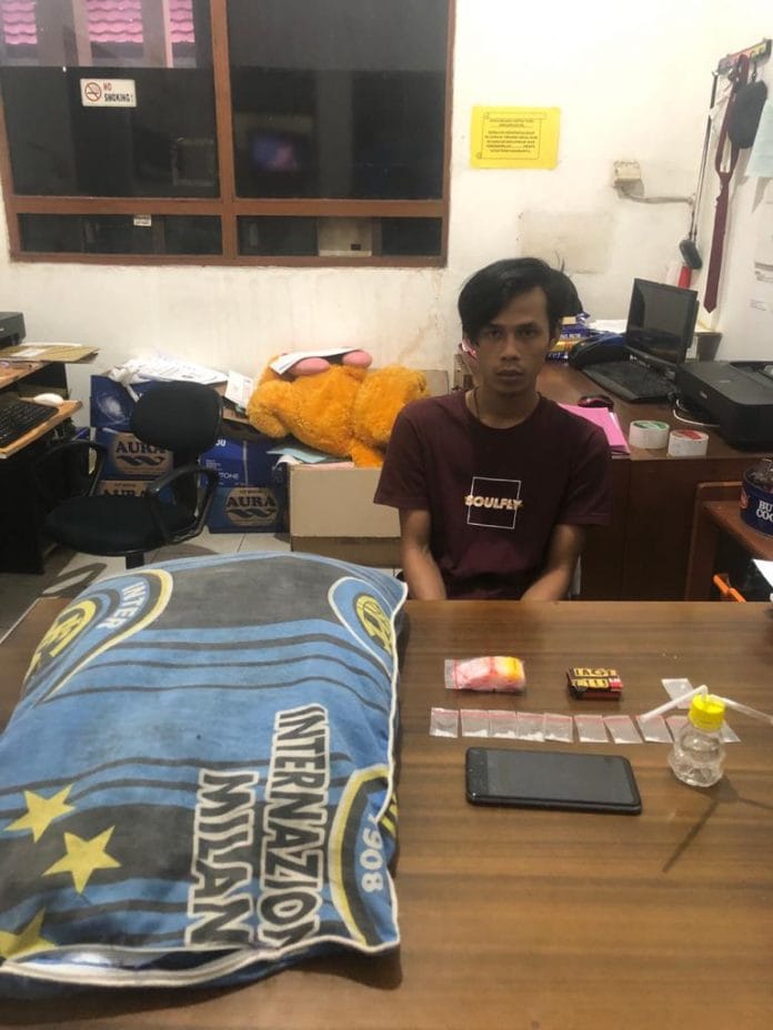 Sembunyikan Sabu Dalam Bantal