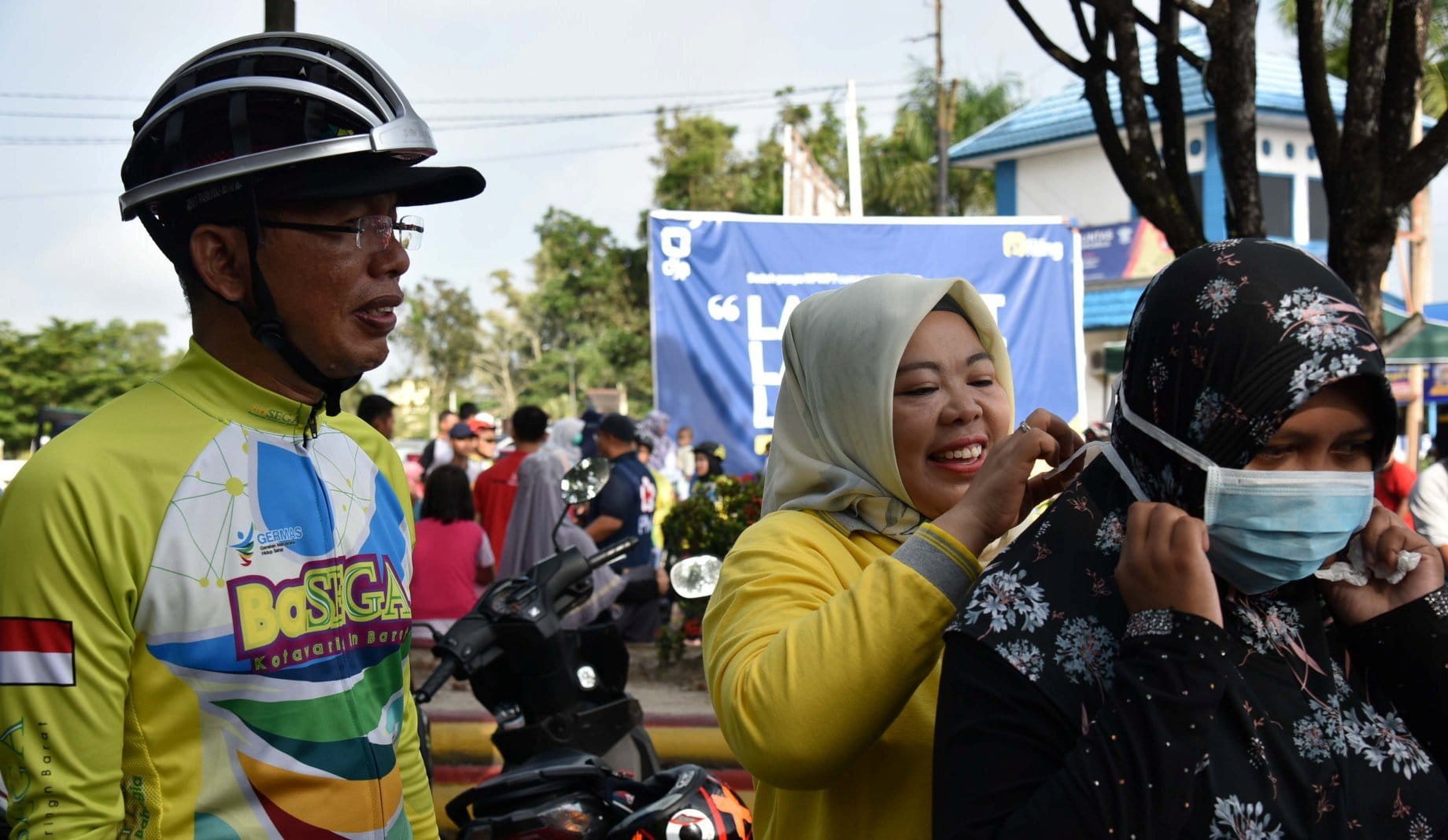 Tangkal Corona Bagikan Masker