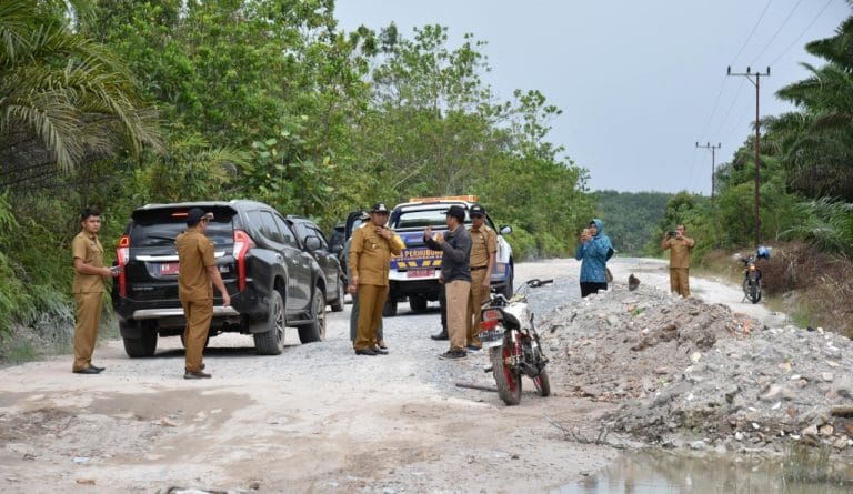 Wabup Kobar kala mengecek jalan penghubung antar desa