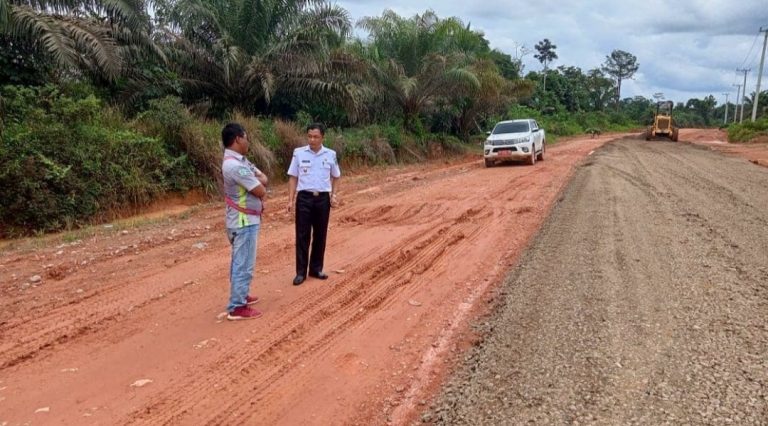 Wabup Lamandau Tinjau Pengerjaan Peningkatan Jalan Desa Perigi - Simpang Beruta dan Jalan Di Desa Bukit Jaya