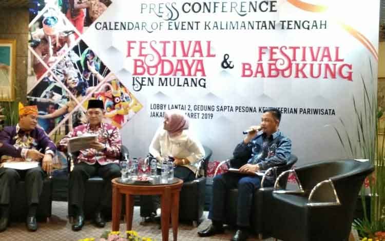 Wakil Bupati Lamandau Riko Porwanto (batik biru) saat menyampaikan paparan soal Festival Babukung kabupaten Lamandau pada acara press conference di Kementerian Pariwisata