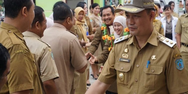 Wakil Bupati Lamandau Riko Porwanto menyambut kedatangan tim surveyor Fasilitas Kesehatan Tingkat Pertama Kementerian Kesehatan Republik Indonesia