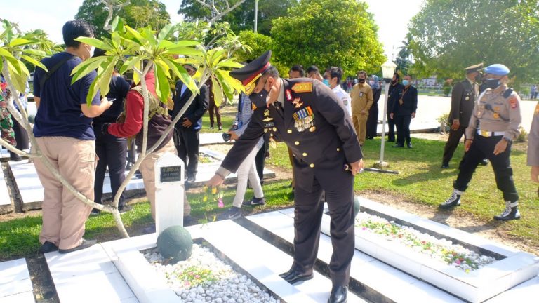 Peringati Hari Pahlawan Tahun 2020, Kapolda Kalteng Hadiri Upacara Ziarah