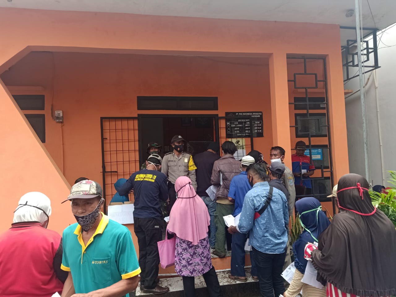 Bhabinkamtibmas Desa Langensari lakukan pengamanan penyaluran BST di kantor Pos Langensari Kota Banjar.