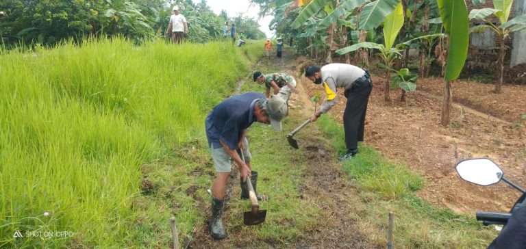 Bersama Warga, Bhabinkamtibmas Kel. Bojongkantong Gotong Royong Bangun Jalan Desa
