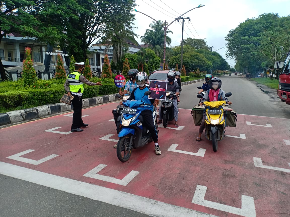 Operasi Zebra Telabang 2020, Satlantas Polresta Sosialisasikan RHK dan Bagi Masker