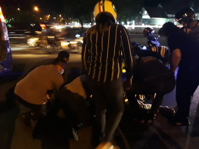 Tim Keslap Biddokes Berikan Pertolongan Pertama kepada Korban Laka di Bundaran Kecil Palangka Raya