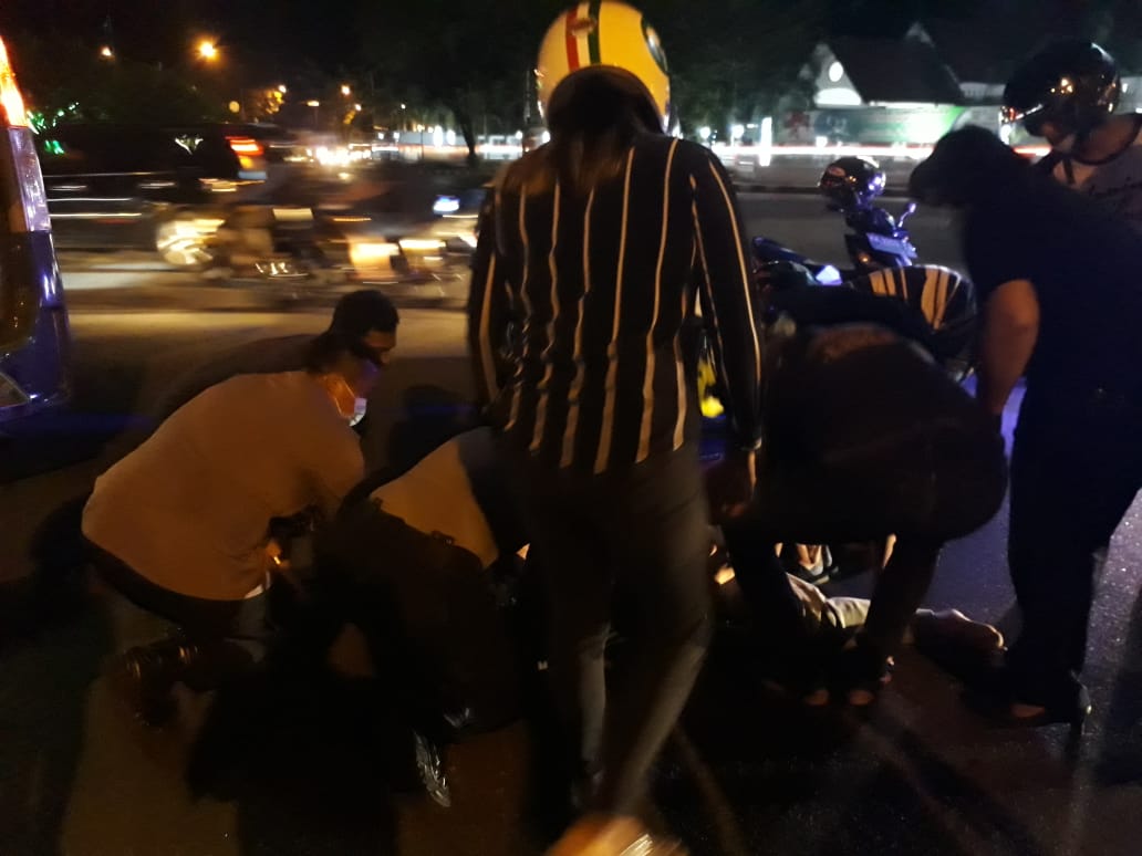 Tim Keslap Biddokes Berikan Pertolongan Pertama kepada Korban Laka di Bundaran Kecil Palangka Raya