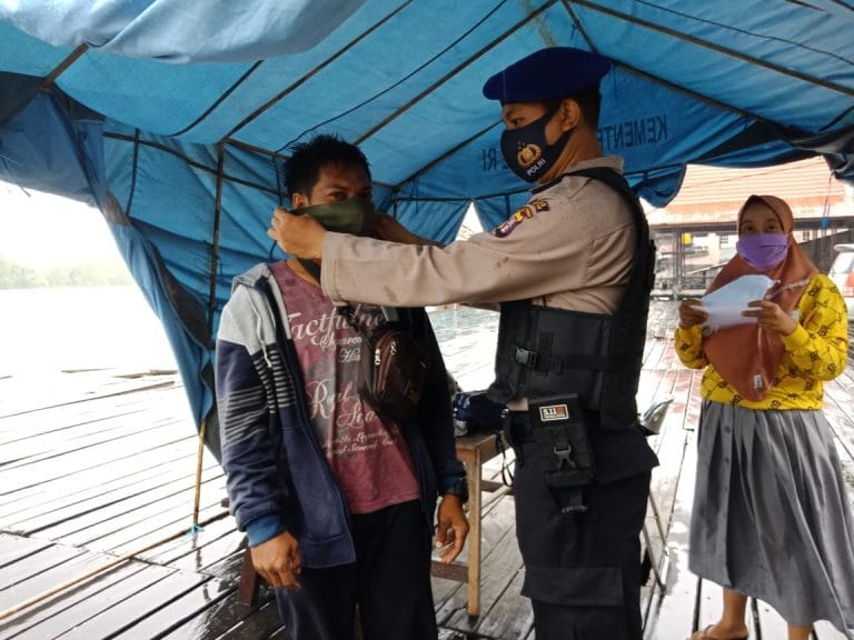 polairud bagikan masker